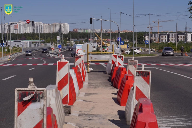 На відбудованому мосту, що з'єднує Ірпінь з Києвом, утворилася тріщина (фото)