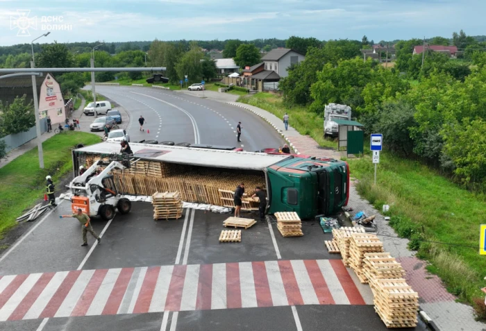 Біля Луцька перекинулася вантажівка, частково перекривши дорогу: рятувальники ліквідовують наслідки аварії