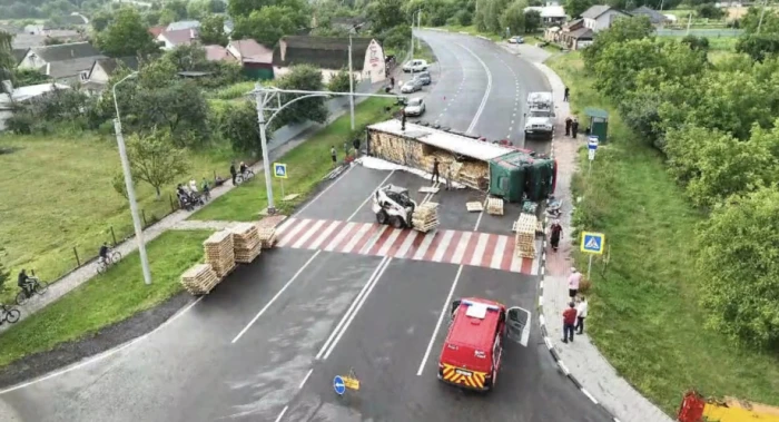 Біля Луцька перекинулася вантажівка, частково перекривши дорогу: рятувальники ліквідовують наслідки аварії