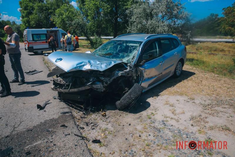 У Дніпрі на Гаванській Toyota виїхала на зустрічну та зіткнулась з Renault: рух ускладнений, постраждали водії