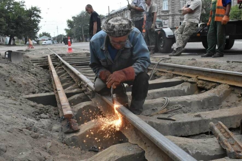 У Миколаєві продовжується ремонт рейко-шпального господарства по різним вулицях, - ФОТО 