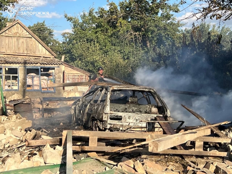 У Василівському районі внаслідок обстрілів загорілися будинок і гараж з авто