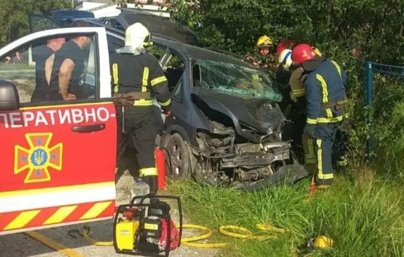 Автівку від удару зім'яло так, що витягувати постраждалу особу довелося рятувальникам: подробиці ДТП у Надвірній (ФОТО)