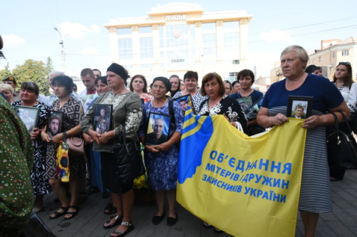 Час не лікує: у Луцьку жінки вийшли на акцію в памʼять про загиблих на війні рідних чоловіків