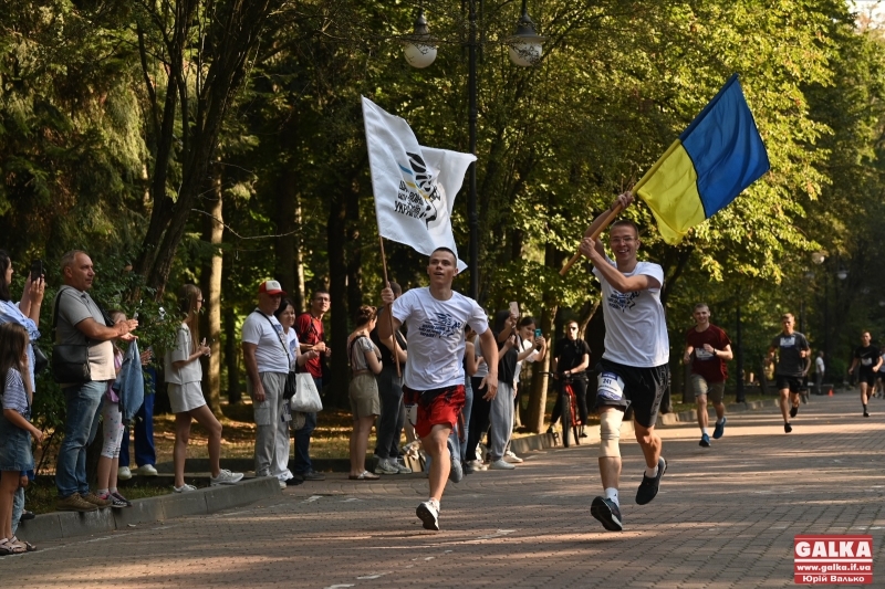 Шаную воїнів, біжу за Героїв України: сотні франківців взяли участь у всеукраїнській акції (ФОТО)