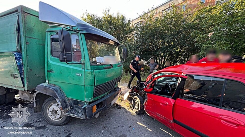 У Сумах п’яний водій легковика врізався у вантажівку