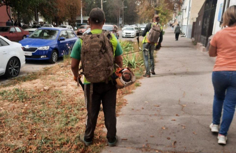 30 вересня у Полтаві мають завершити сезон покосу трави: приватники опрацьовують останні ділянки