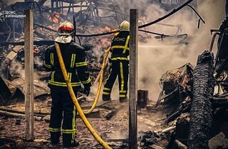 На Київщині рятувальники загасили масштабну пожежу у ресторанному комплексі (фото)