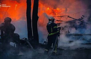 На Київщині рятувальники загасили масштабну пожежу у ресторанному комплексі (фото)