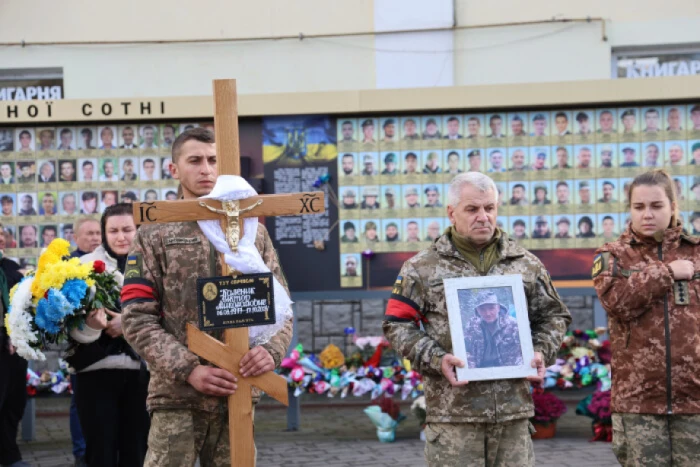 У Луцьку провели в останню дорогу воїна Віктора Каленика, який загинув у Курській області