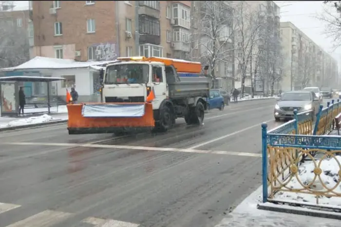 Сіль, пісок та бульдозери: столична влада відзвітувала про готовність до зими 