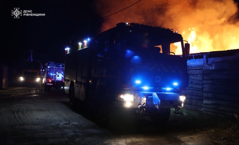 Майже 8 годин боролися з вогнем: на Рівненщині була масштабна пожежа (ФОТО)