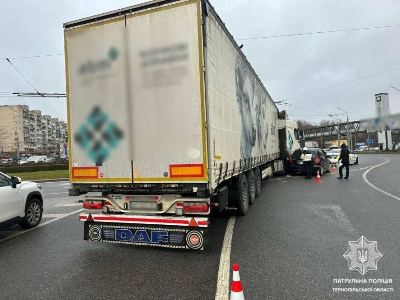 На Збаразькому кільці аварія: рух транспорту ускладнено 