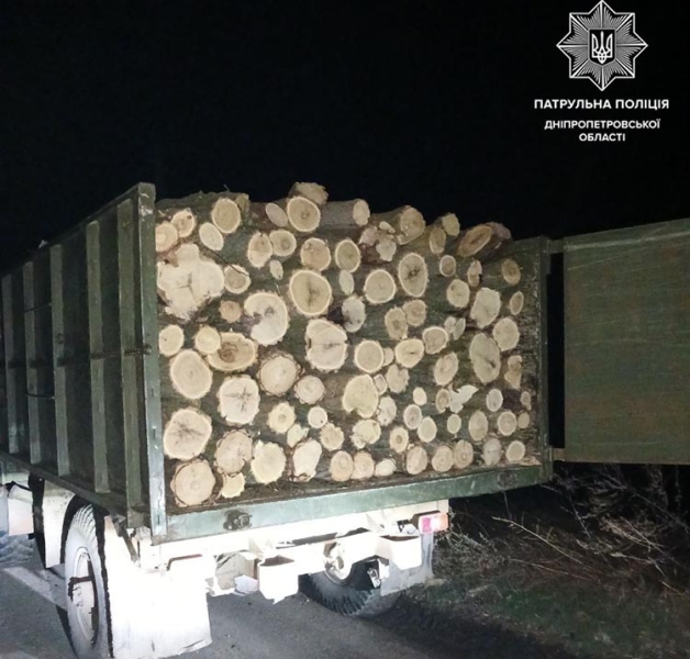 Поліцейські Дніпропетровщини виявили дві вантажівки з незаконно вирубаною деревиною