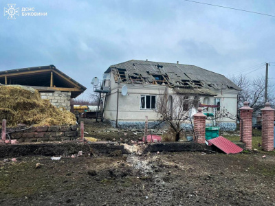 Вибиті вікна і зруйнований дах: ДСНС показали наслідки ворожої атаки РФ на Буковині - фото