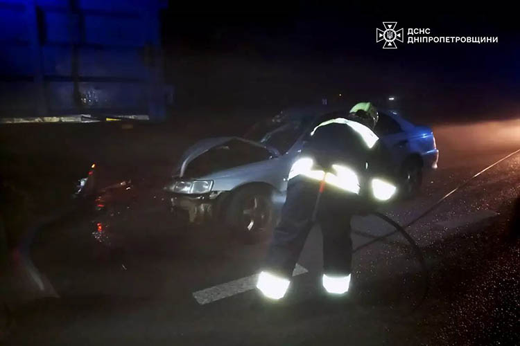 В’їхав у припарковану фуру: на трасі області рятувальники вирізали травмованого водія з понівеченого авто