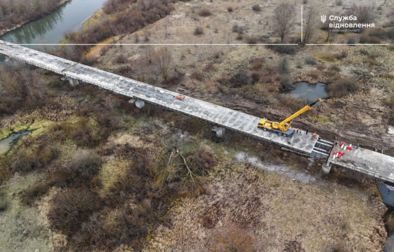 На Київщині йде відновлення мосту через річку Тетерів, пошкодженого під час окупації