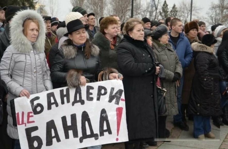 "Бандерівська тварюка": у Дніпрі батьки учнів та депутати цькують проукраїнську вчительку, чоловік якої загинув в АТО