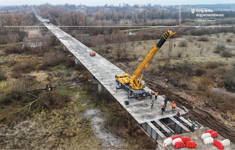 На Київщині йде відновлення мосту через річку Тетерів, пошкодженого під час окупації