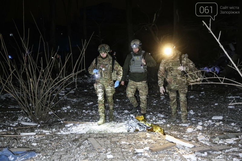 Фоторепортаж з місця нічної ракетної атаки в Запоріжжі