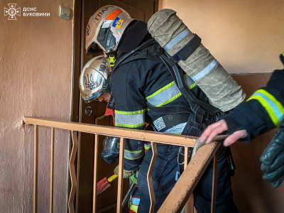 У Чернівцях під час пожежі в багатоповерхівці ледь не загинув 20-річний хлопець