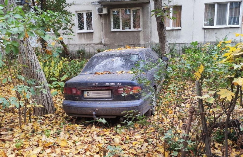 З вулиць Полтави роками не прибирають покинуті автівки: які рішення для цього ухвалюють міськради в інших громадах України