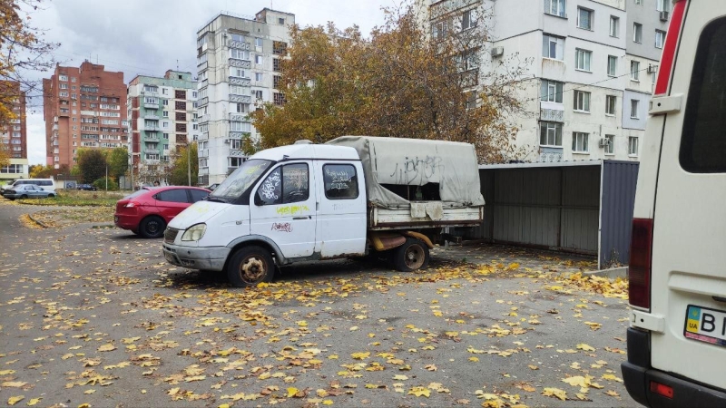 З вулиць Полтави роками не прибирають покинуті автівки: які рішення для цього ухвалюють міськради в інших громадах України