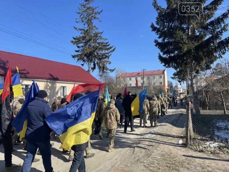 Труну несли юнаки у військовій формі: на Тернопільщині попрощались із загиблим бійцем (ФОТО)