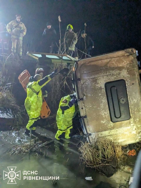 На Рівненщині вантажівка з`їхала у водойму і перекинулась