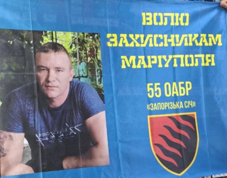 «Стільки, скільки потрібно». Бойовий медик із Маріуполя «Мала» чекає на нареченого з полону